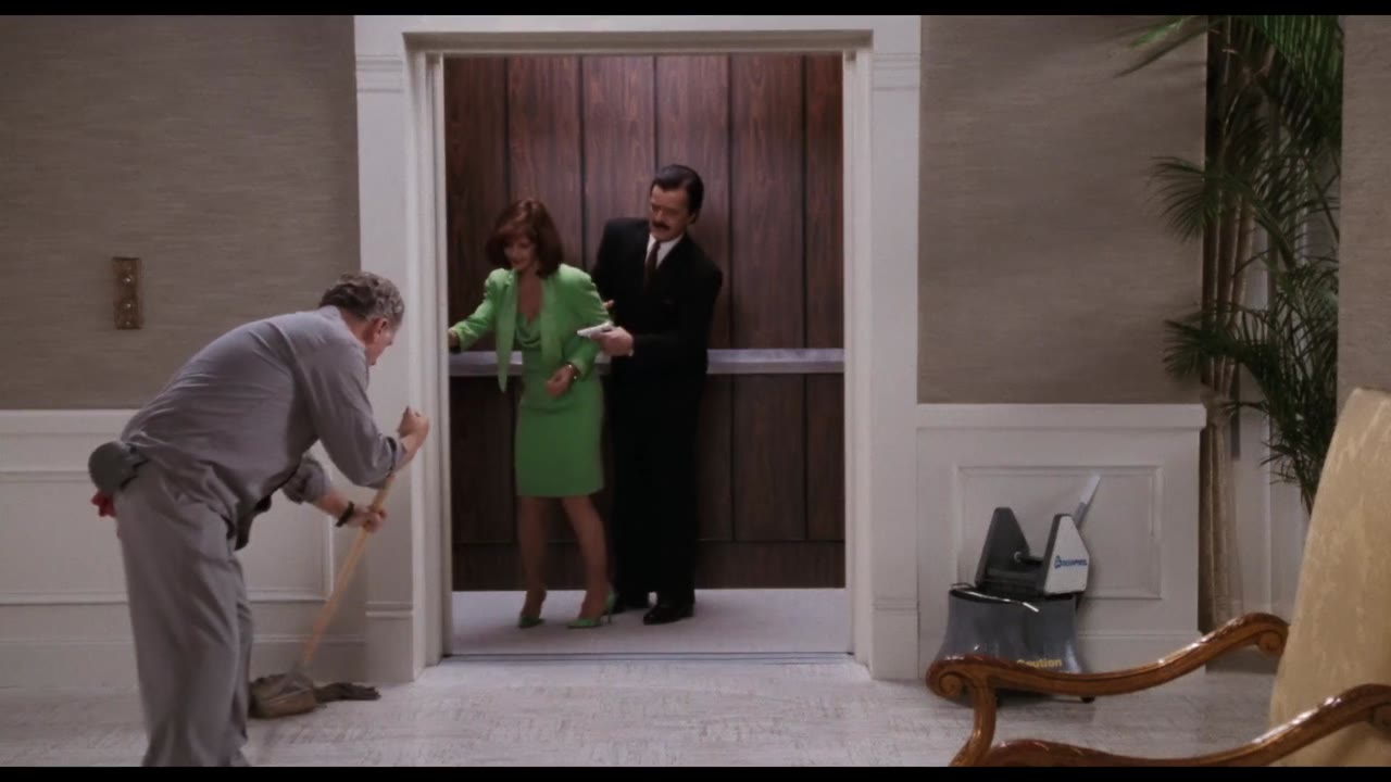The Naked Gun 2 1/2: The Smell of Fear tập 1 cảnh 3
