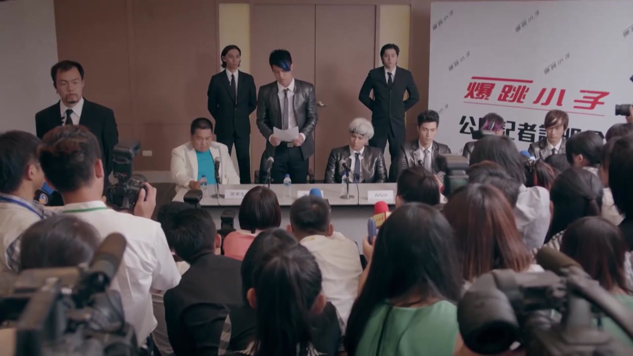 Lại Gần Bên Anh - cảnh 1