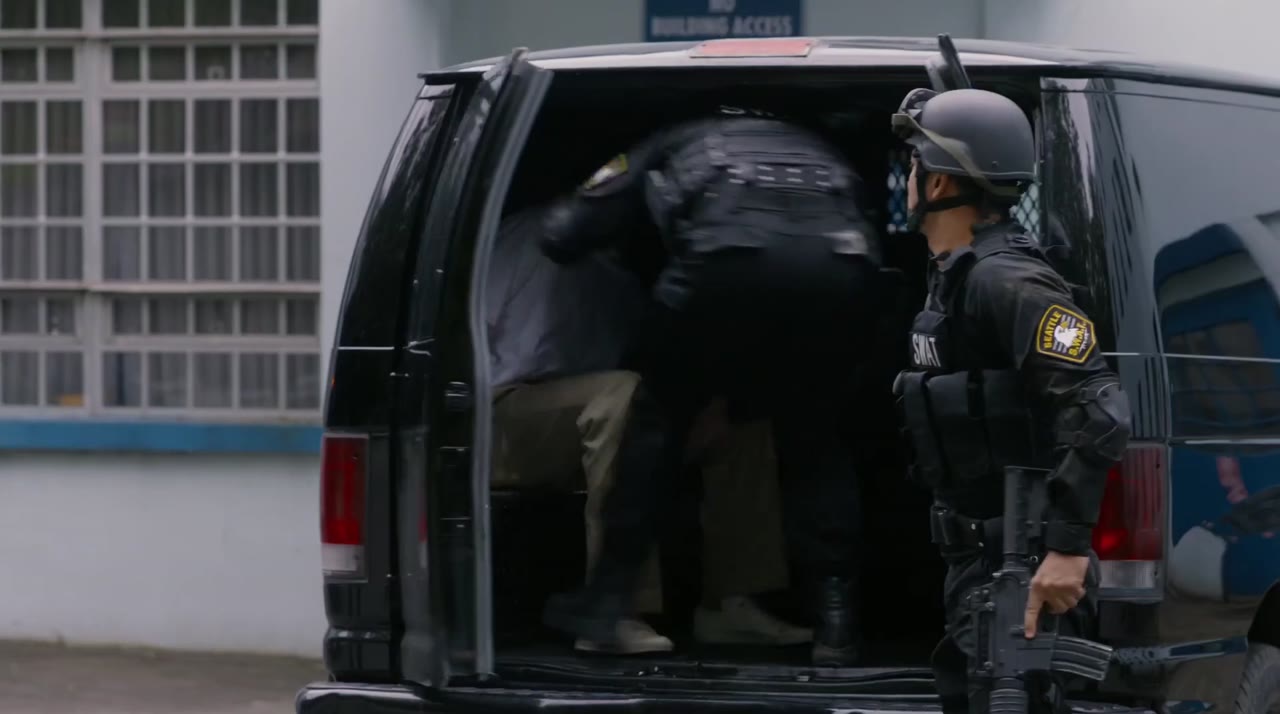 S.W.A.T.: Giữa vòng vây tập 1