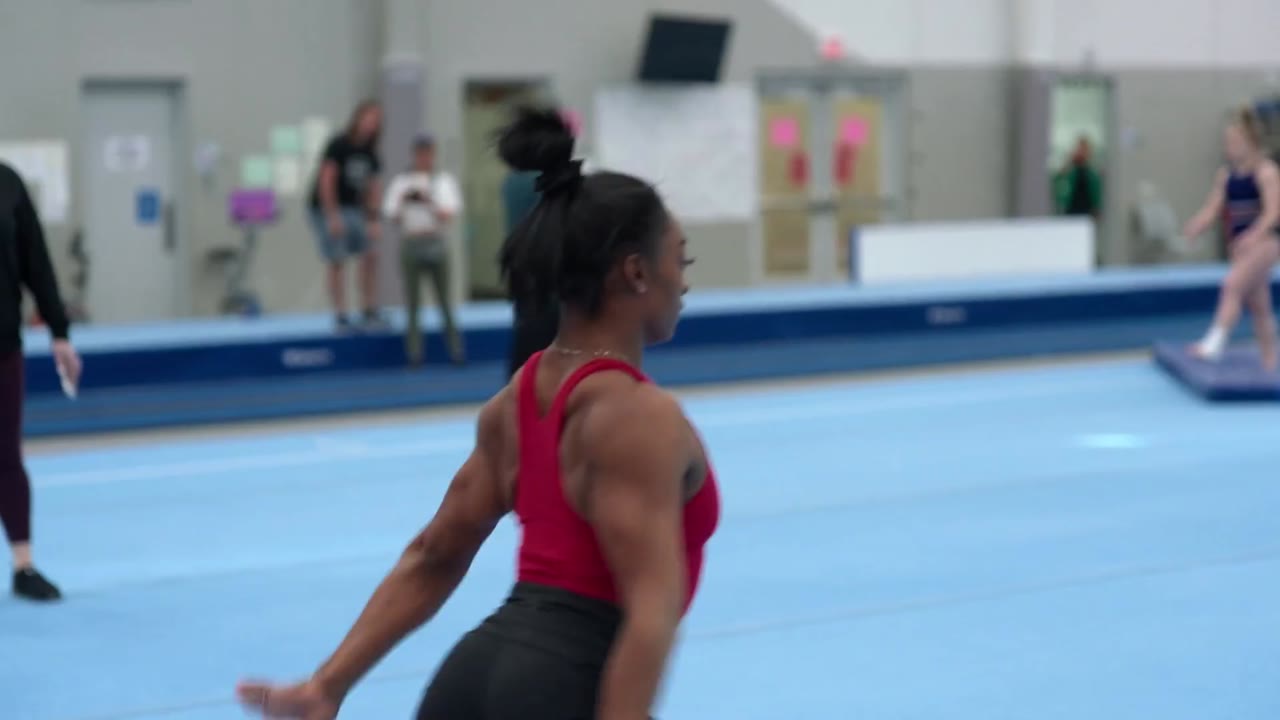 Simone Biles tái xuất tập 2 cảnh 3