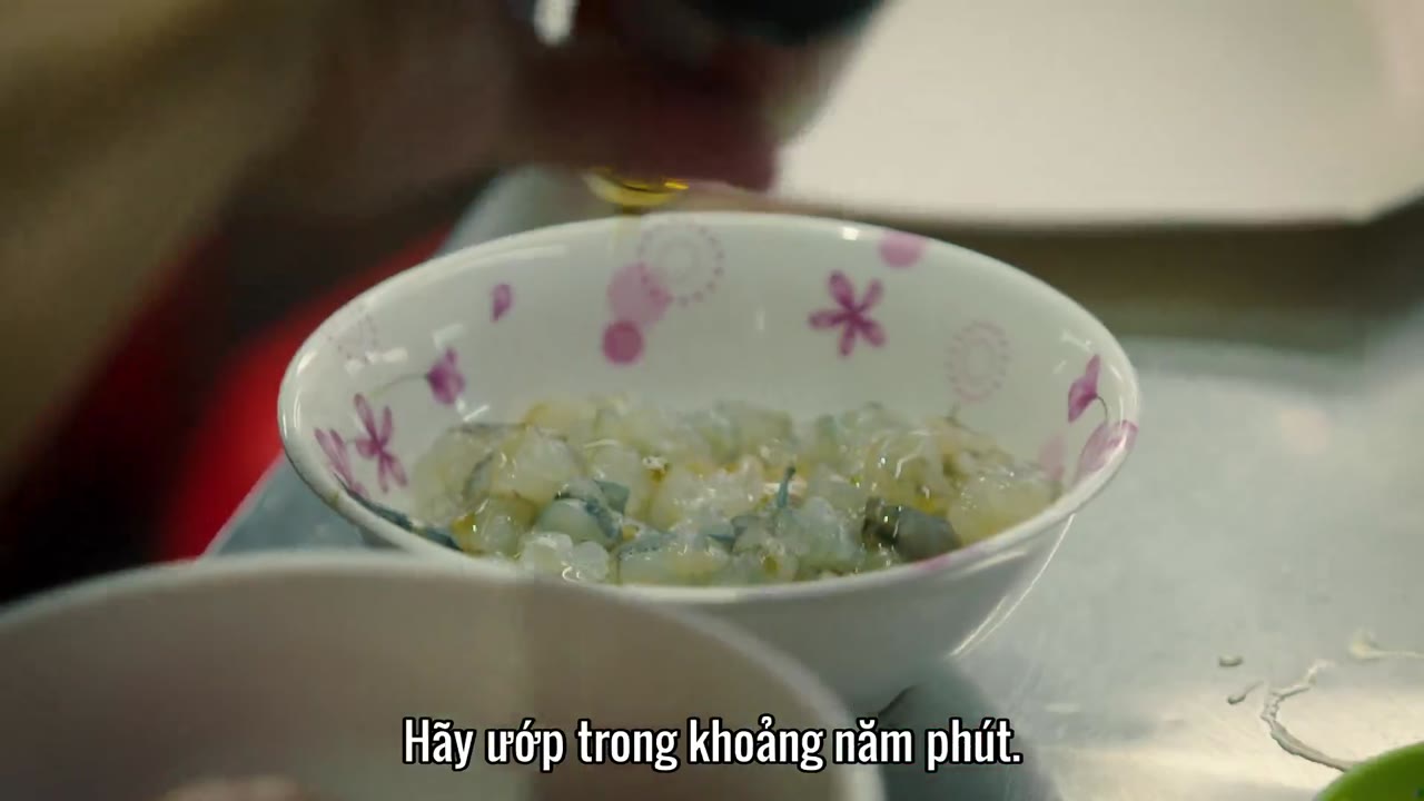 Luke Nguyễn trên chuyến tàu Bắc Nam tập 1 cảnh 2