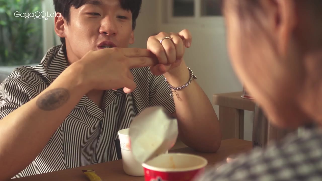 Kẻ thù gặp nhau ở phòng khách của chúng tôi - cảnh 1