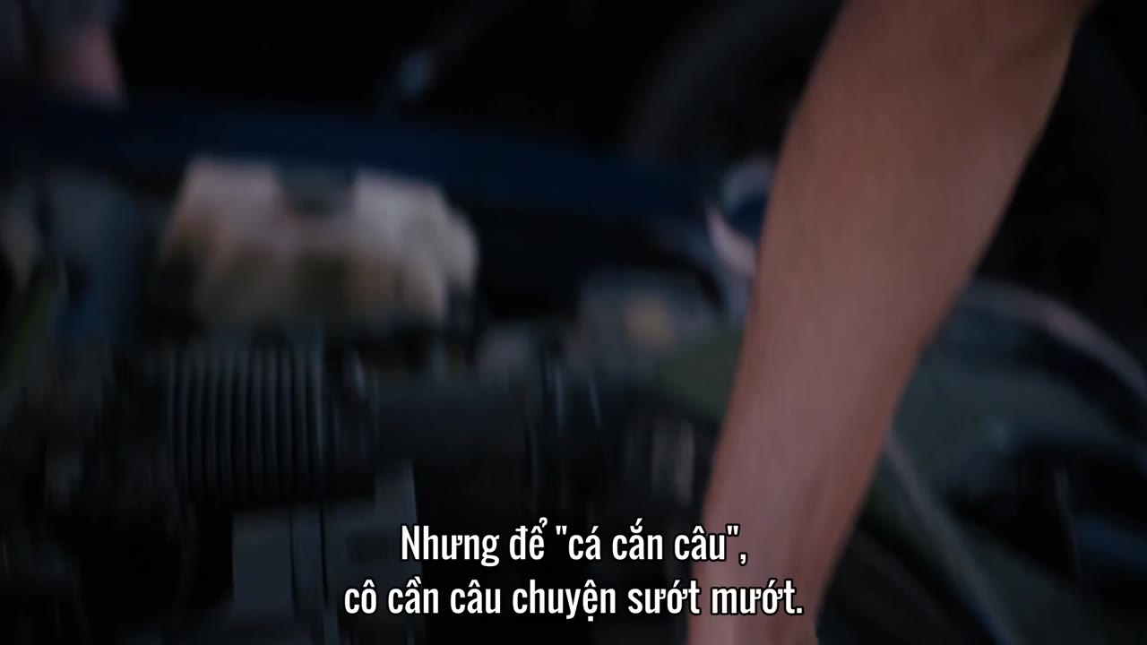 Người phụ nữ trong ngôi nhà bên kia đường đối diện cô gái bên khung cửa tập 5 cảnh 2