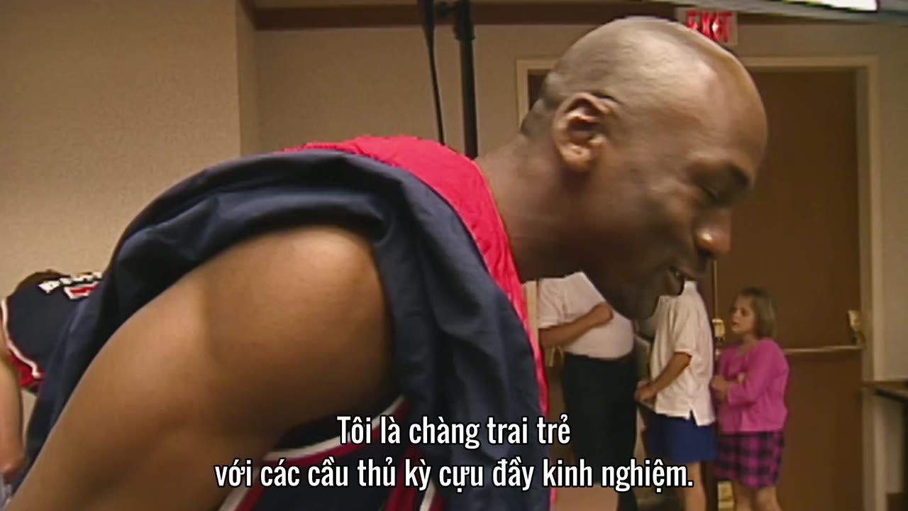 Michael Jordan: Mùa giải cuối cùng tập 5 cảnh 2