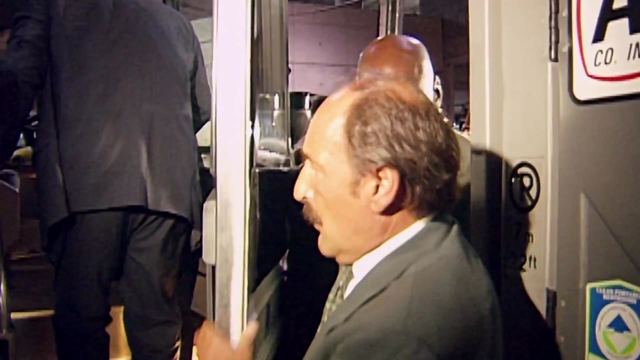 Michael Jordan: Mùa giải cuối cùng tập 9 cảnh 2