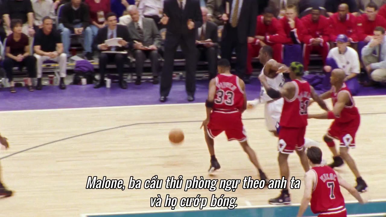 Michael Jordan: Mùa giải cuối cùng tập 10 cảnh 2