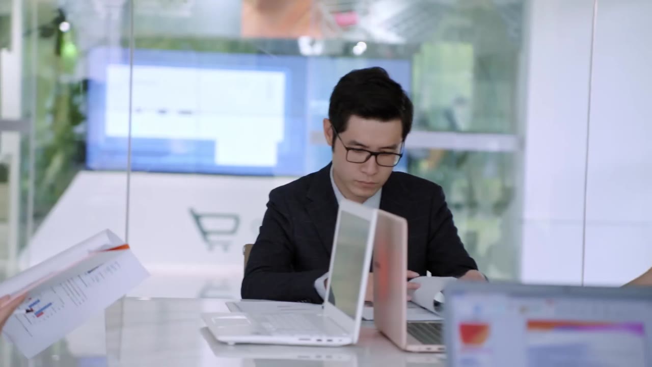 Tôi Không Nghiện Mua Sắm tập 8 cảnh 2