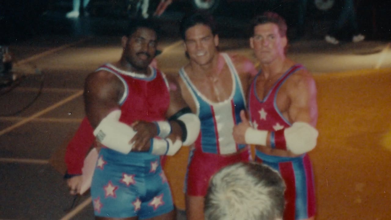 Cơ bắp và bê bối: Câu chuyện của American Gladiators tập 3 cảnh 3