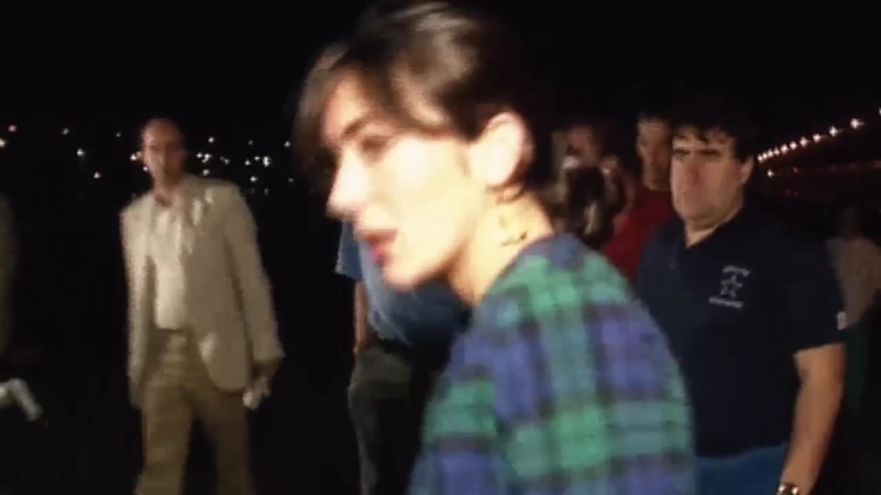 Ghislaine Maxwell: Giàu có và đồi bại tập 1