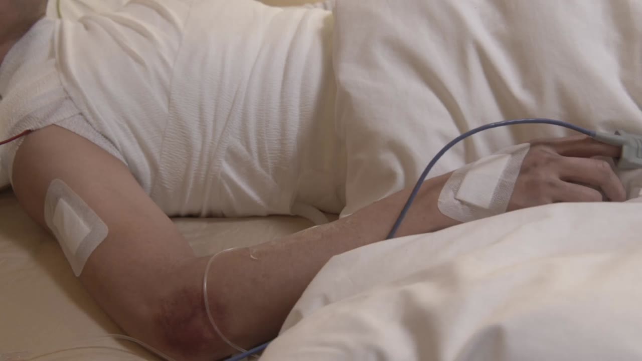 Mặt trời chìm đáy biển: Những người mang hy vọng tập 9