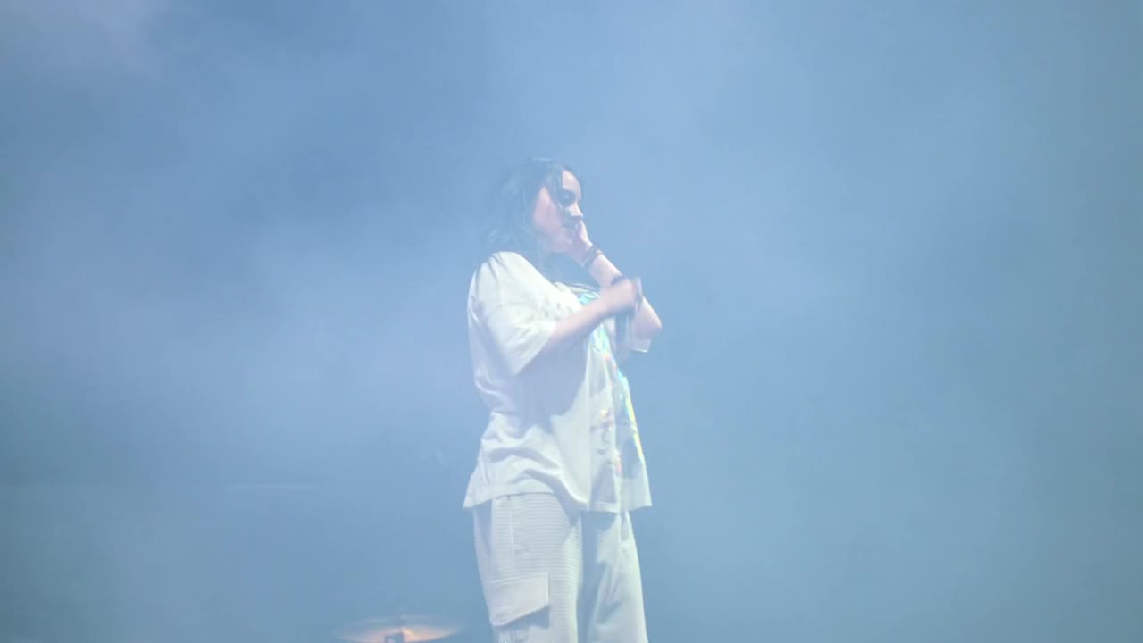 Billie Eilish: The World's a Little Blurry tập 1 cảnh 2