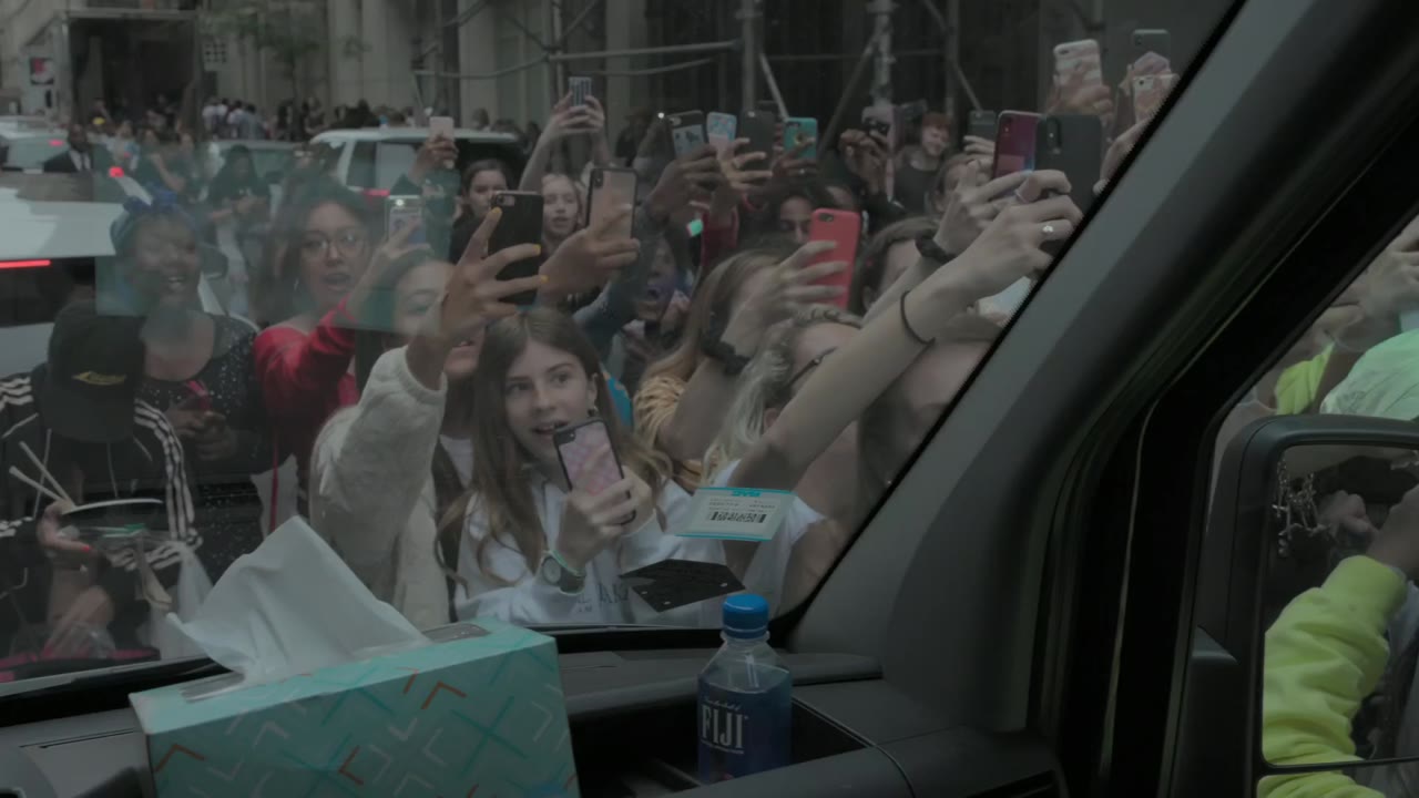 Billie Eilish: The World's a Little Blurry tập 1 cảnh 3