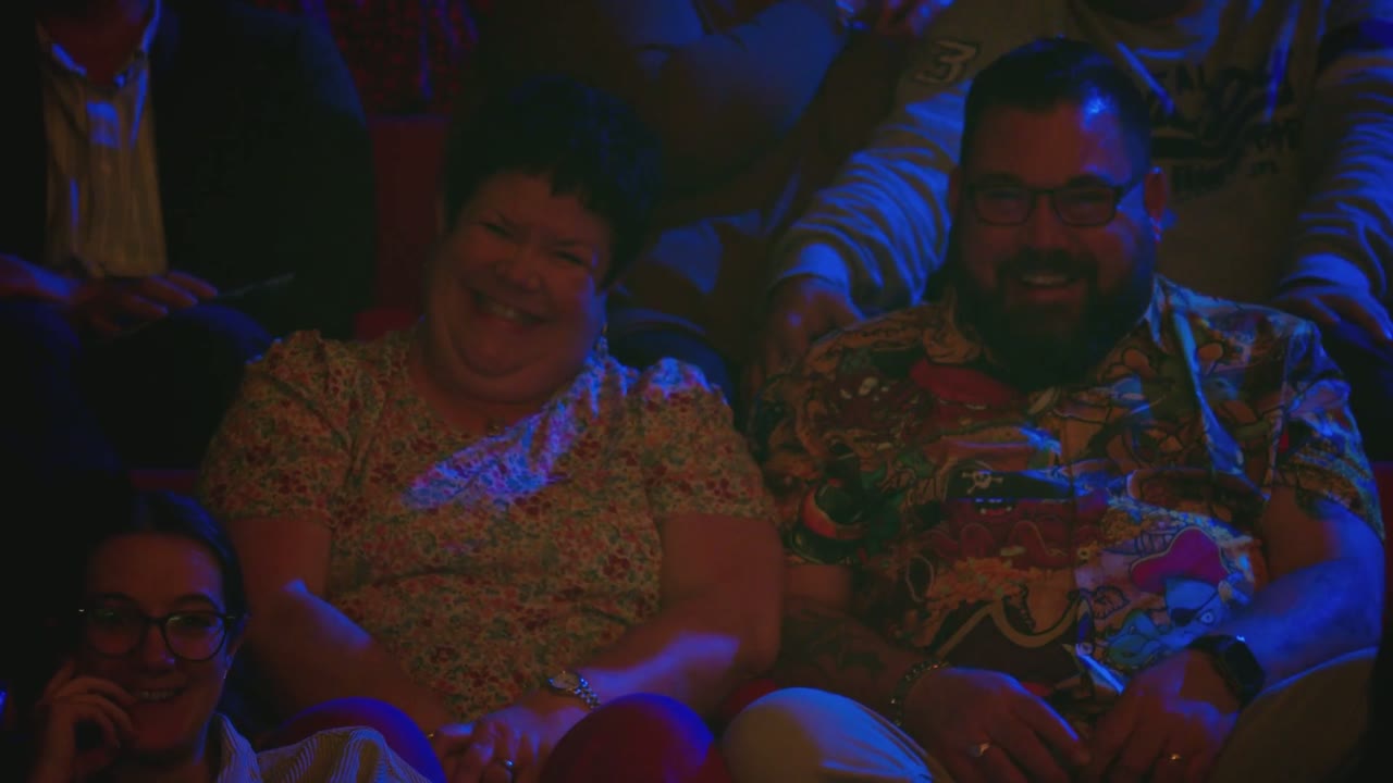 Sarah Millican: Bông Hoa Nở Muộn tập 1 cảnh 2