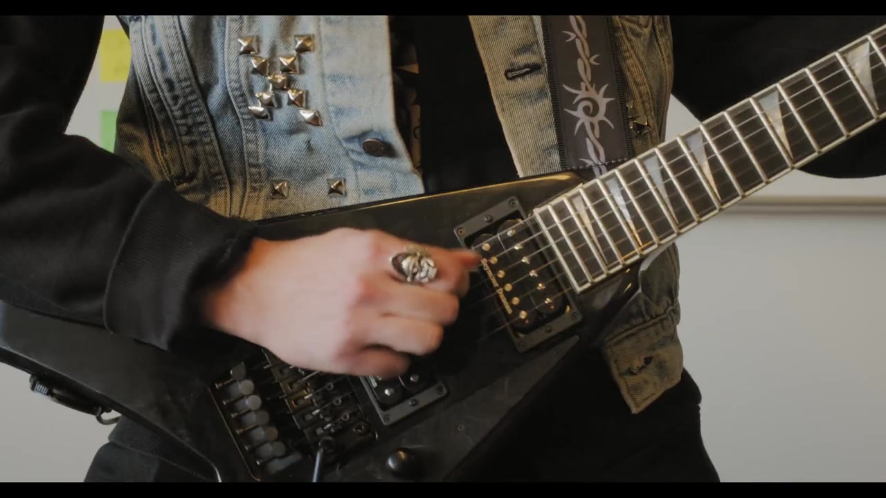 Metal Lords tập 1 cảnh 2