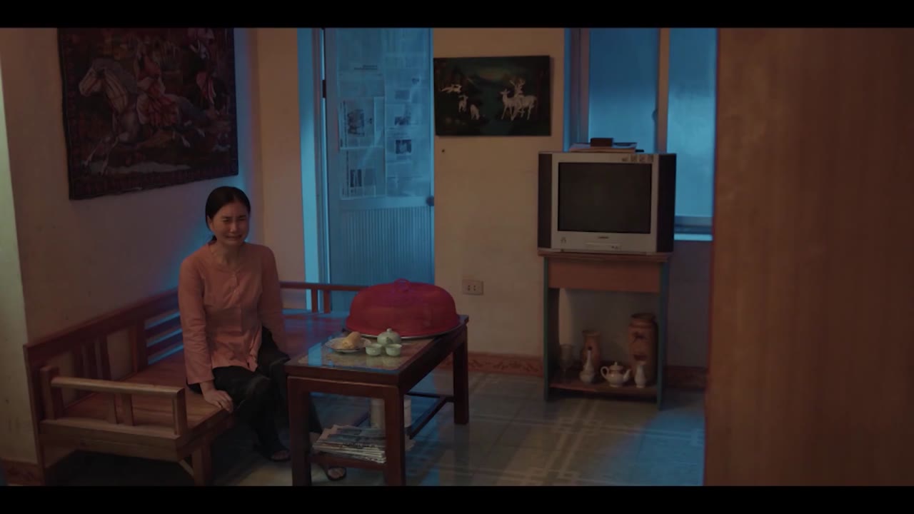 Nhà Mình Lạ Lắm tập 3 cảnh 2
