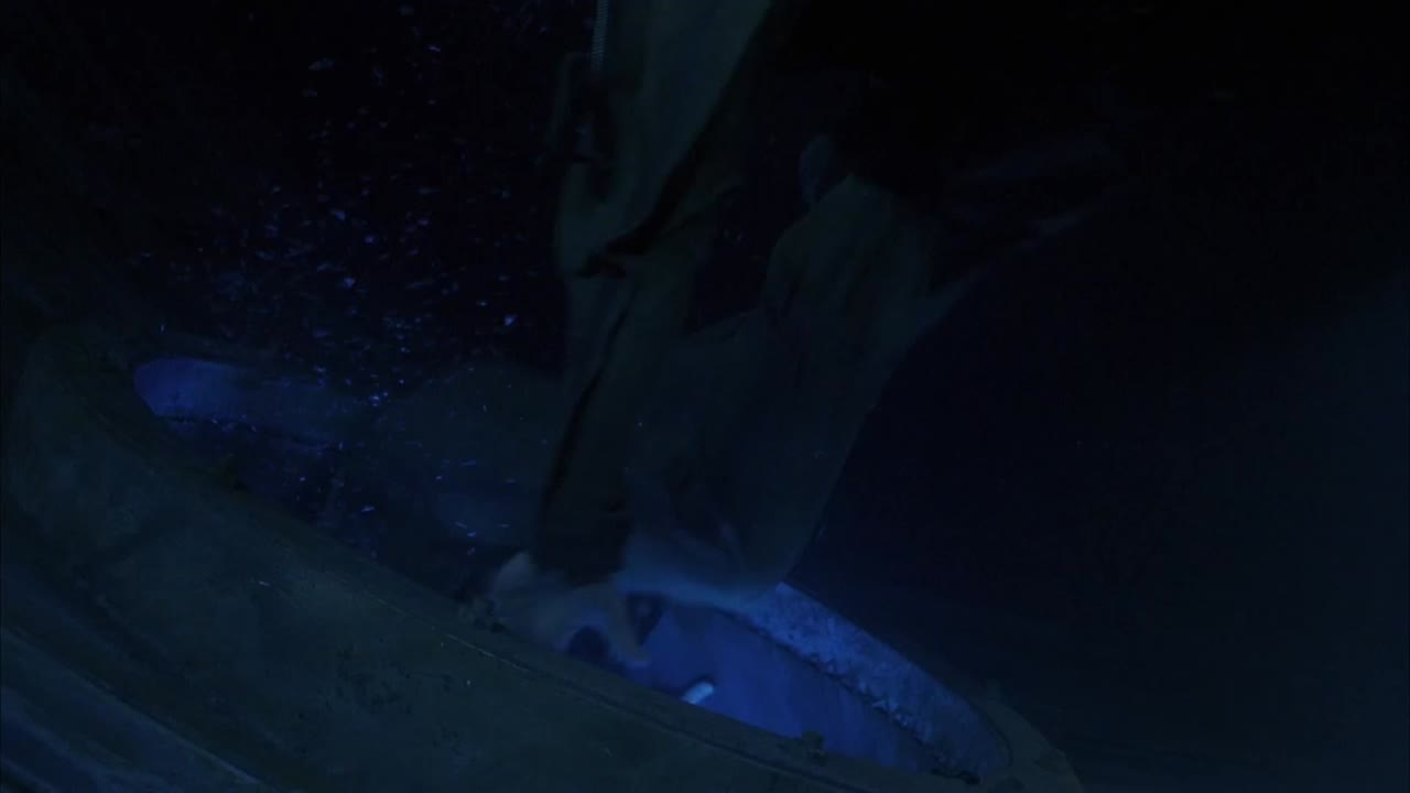 Below - cảnh 2