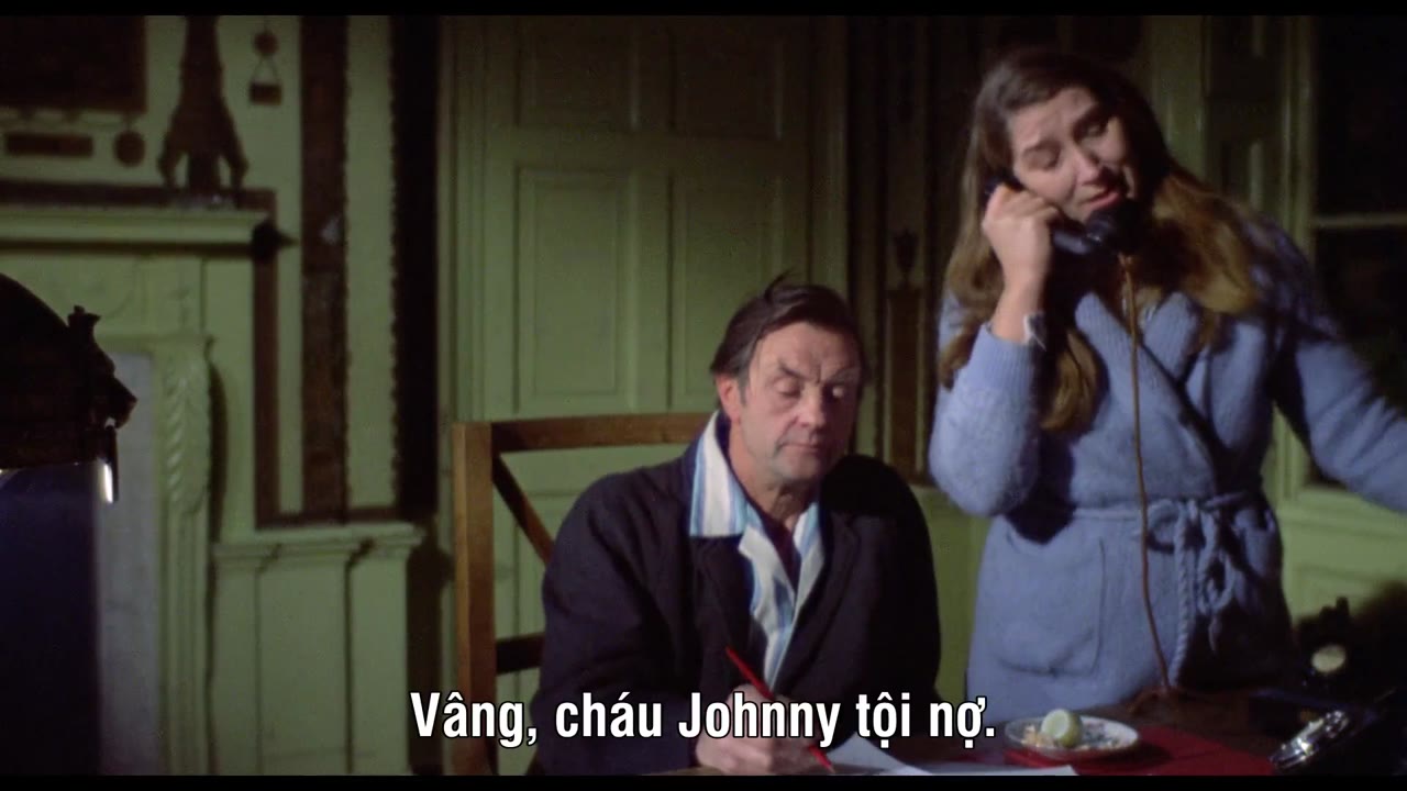 Đừng Nhìn Bây Giờ - cảnh 2