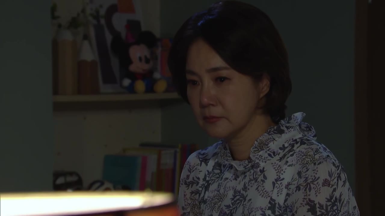 Bí Mật Sau Bức Màn Thưa - cảnh 3