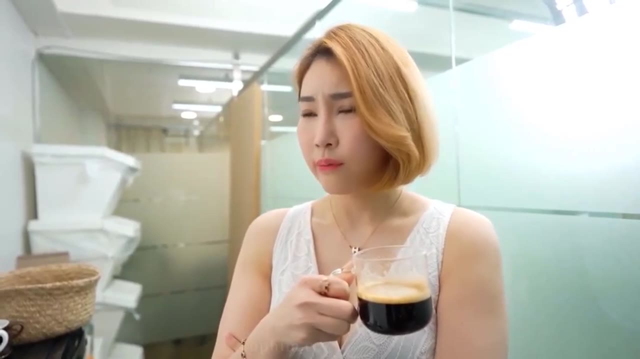 Nữ Phóng Viên Dự Báo Thời Tiết Ướt Át - cảnh 1