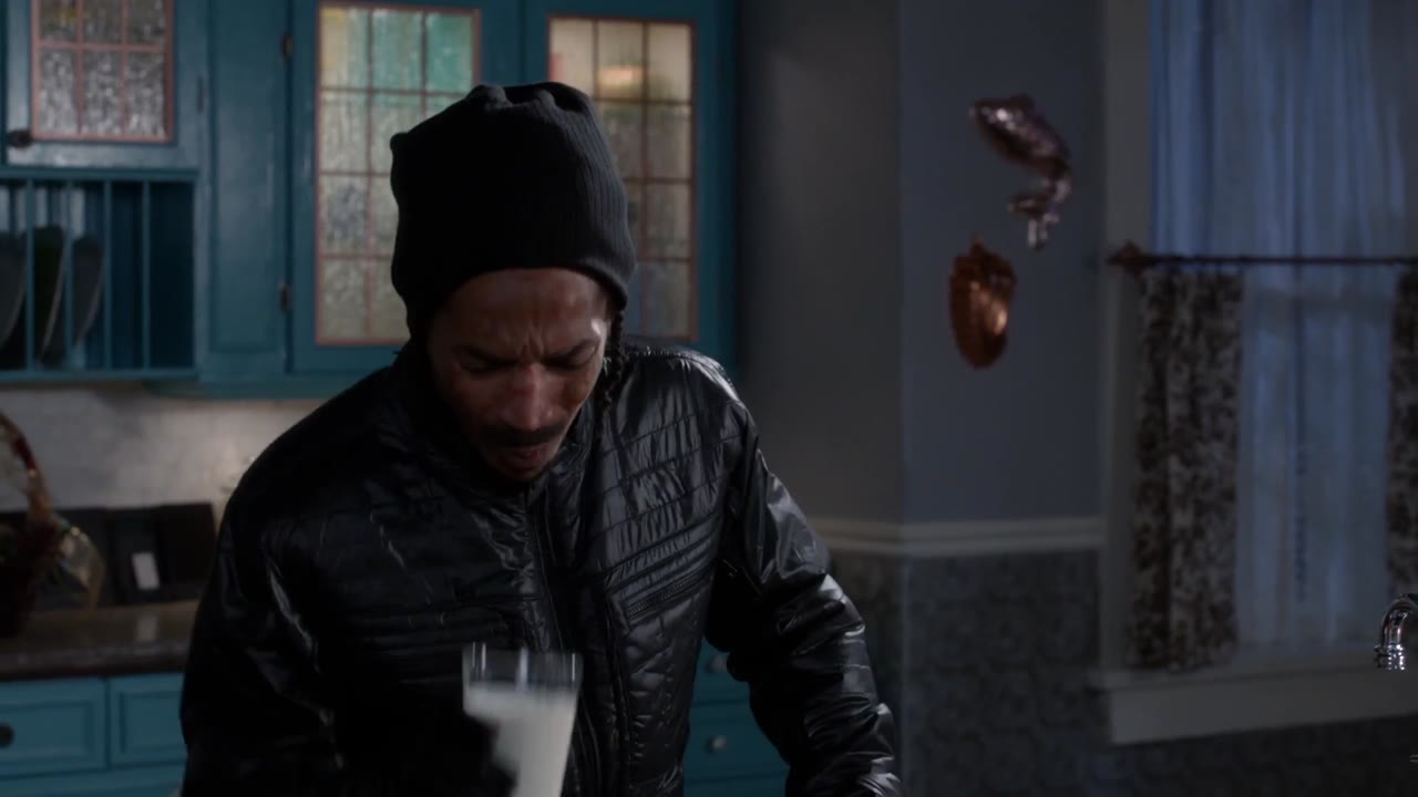 Home Alone: The Holiday Heist tập 1 cảnh 3